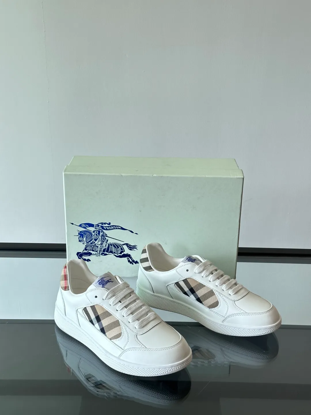 p400💰Men's Shoes ▫️B's men's classic low-top sneakers are reinterpreted with Vintage retro plaid cotton and cowhide materials, and are decorated with a new brand logo. Features embossed Burberry lettering logo on heel and original outsole! Size: 38-44 (45.46 customized)